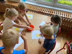 ilustracja do wpisu 
Malowanie palcami-słońce