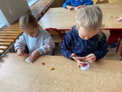 ilustracja do wpisu 
Plastelinowe owoce- nauka rozcierania plasteliny