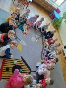 ilustracja do wpisu 
"ZABAWA RYTMICZNA Z WYKORZYSTANIEM KOLOROWYCH KUBECZKÓW"