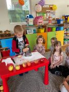 ilustracja do wpisu 
Zabawy badawcze z jabłkiem