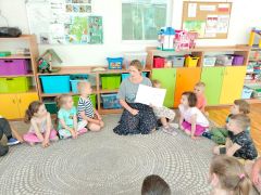 ilustracja do wpisu 
Rodzice czytają dzieciom