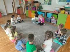 ilustracja do wpisu 
Rodzice czytają dzieciom