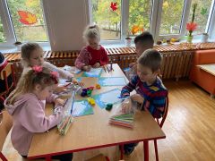 ilustracja do wpisu 
Moja rodzina i ja-rysowanie kredkami, doskonalenie techniki klejenia i drobnych ruchów rąk!