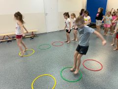 ilustracja do wpisu 
Sport to zdrowie!Ćwiczyliśmy ile sił w nogach i rękach!