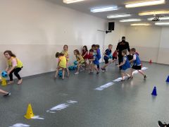 ilustracja do wpisu 
Zajęcia sportowe z akcentem piłki nożnej z Tatą Mani i Panią Mariolą