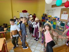 ilustracja do wpisu 
Przygotowania do występu grupy z okazji Dnia Kobiet