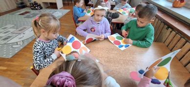 ilustracja do wpisu 
Kolorowe parasole