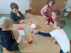 ilustracja do wpisu 
"Co pływa, a co tonie? " - zabawa badawcza